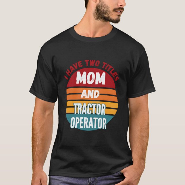 Camiseta Tenho Dois Títulos Mãe E Operadora De Trator (Frente)