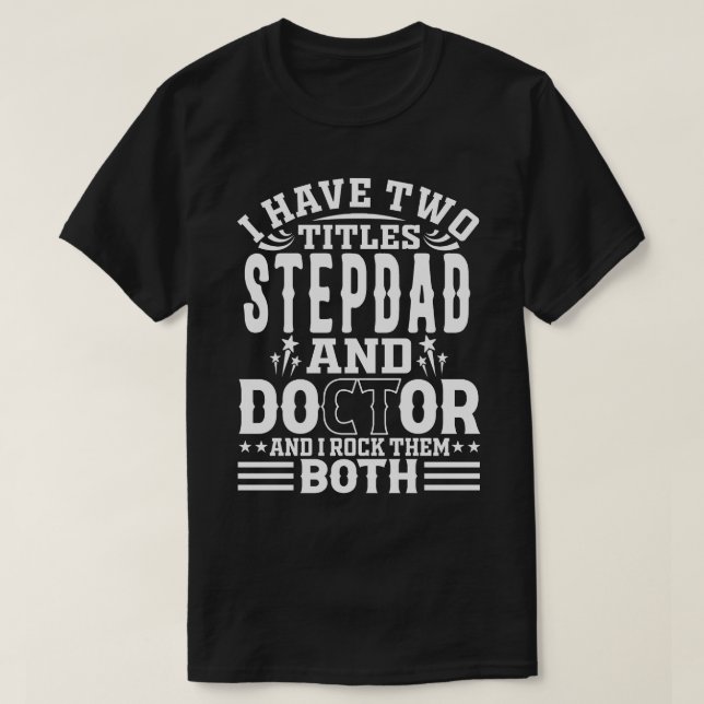 Camiseta Tenho Dois Títulos, PADRÃO E Médico, E Eu Arroto (Frente do Design)