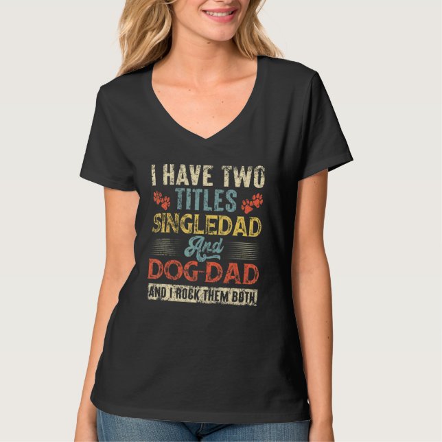 Camiseta Tenho Dois Títulos: Singdad E Pai De Cachorro. (Frente)
