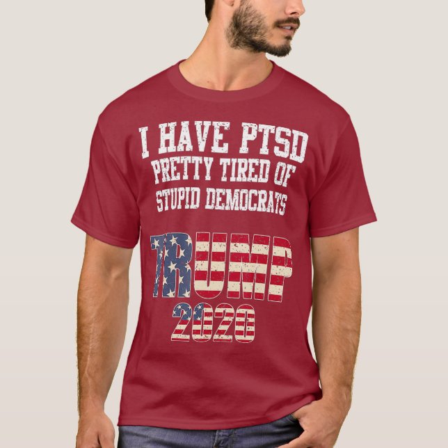 Camiseta Tenho o PTSD Bonito Cansado de Democratas Estúpido (Frente)