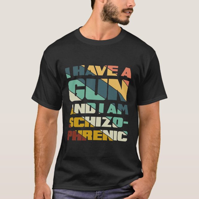 Camiseta tenho uma arma e sou esquizofrênico, engraçado men (Frente)