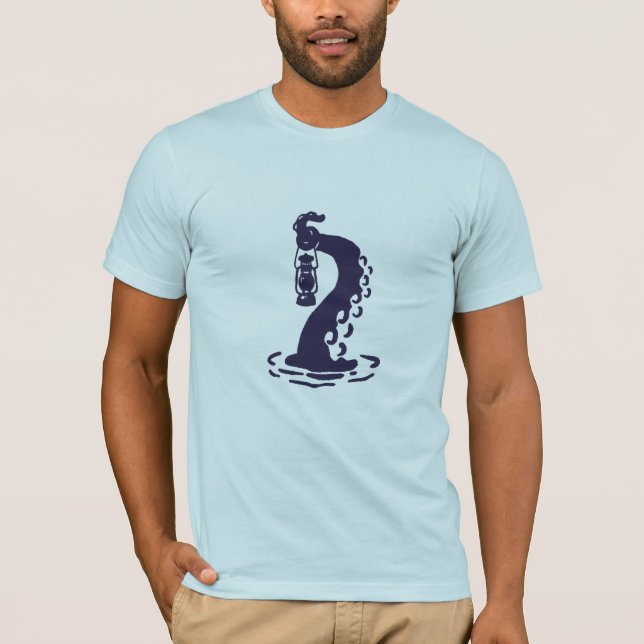 Camiseta Tenta de Monstro Marinho Sombrio Segurando Lantern (Frente)