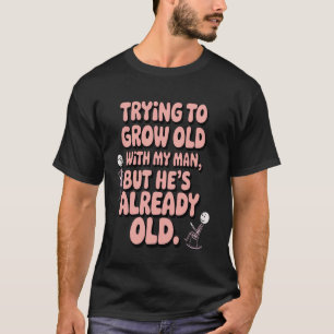 Camiseta Tentando Envelhecer com Meu Homem Já Velho Diversã