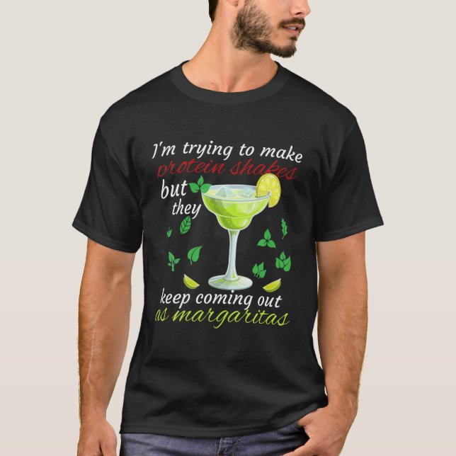 Camiseta Tentando Fazer Sacas De Proteína Continuam Saindo  (Frente)