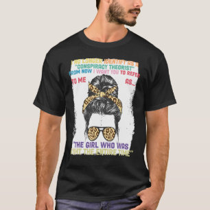 Camiseta Teórico da Conspiração Leoprad Messy Bun