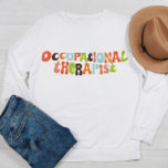 Camiseta Terapêutica Ocupacional Com Groovy<br><div class="desc">Celebre sua profissão com esta camisola alegre e divertida com letras retrógradas.</div>