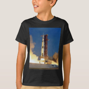 Camiseta Terra Treme quando Saturno V Ilumina o Céu em Dire