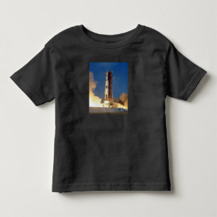 Camiseta Terra Treme quando Saturno V Ilumina o Céu em Dire