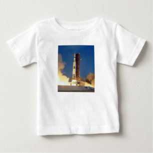 Camiseta Terra Treme quando Saturno V Ilumina o Céu em Dire