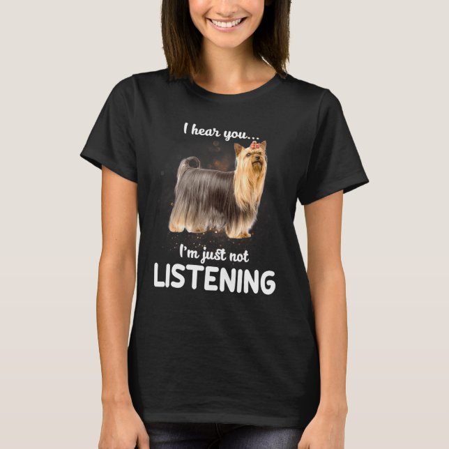 Camiseta Terrier de Yorkshire Eu Ouço Você Não Ouvindo Cach (Frente)
