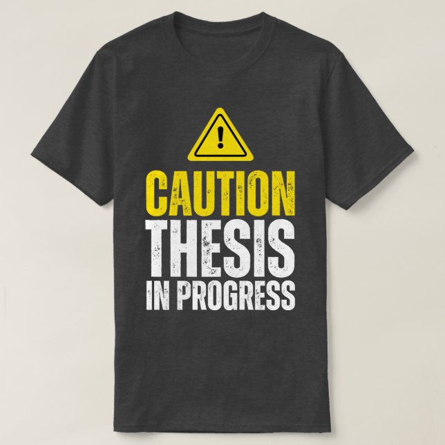 Camiseta Tese De Precaução Em Andamento PhD (Frente do Design)