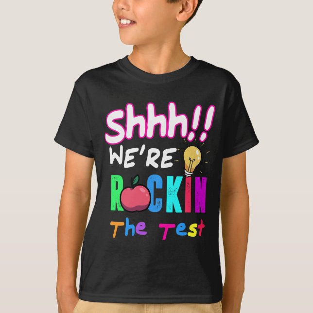 Camiseta Test Day Rock The Test Rainbow Teachent (Professor (Frente)