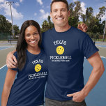 Camiseta Texas Pickleball Add Club, Personalizado Nome do P<br><div class="desc">Mostre o seu amor pela bola de picles do Texas com esta camisa espetacular de picleball para clubes, times, parceiros ou visto de campo diário. Basta adicionar suas três linhas de texto personalizado para fazer uma camisa de saltador totalmente exclusiva. Excelente para torneios, camisas de clube correspondentes ou para dar...</div>