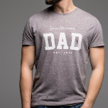 Camiseta Texto branco personalizado simples do esporte do p<br><div class="desc">Projetada para coordenar com a coleção de chás de fraldas alfaiates Design de Lea Delaveris, esta camisa de pai da equipe é um presente perfeito para um novo papai ou pai ser. Excelente também de vestir ao chá de fraldas, este design de t-shirt desportiva apresenta um "nome de equipe" em...</div>