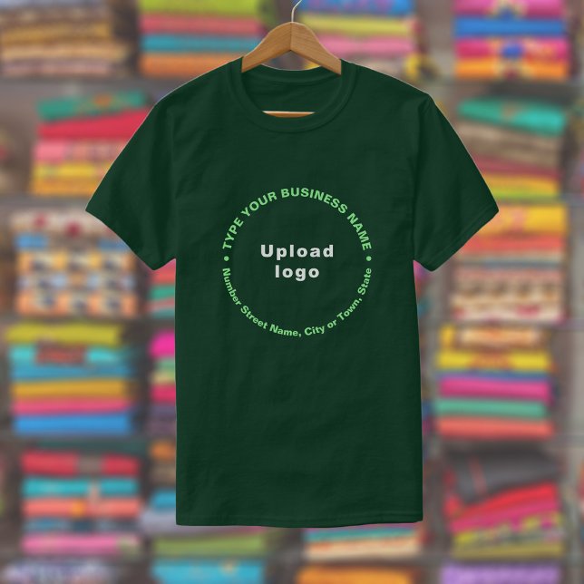 Camiseta Texto da Marca de negócios de padrão redondo em ve (Depp forest green t-shirt with round pattern text business branding displayed in a store)