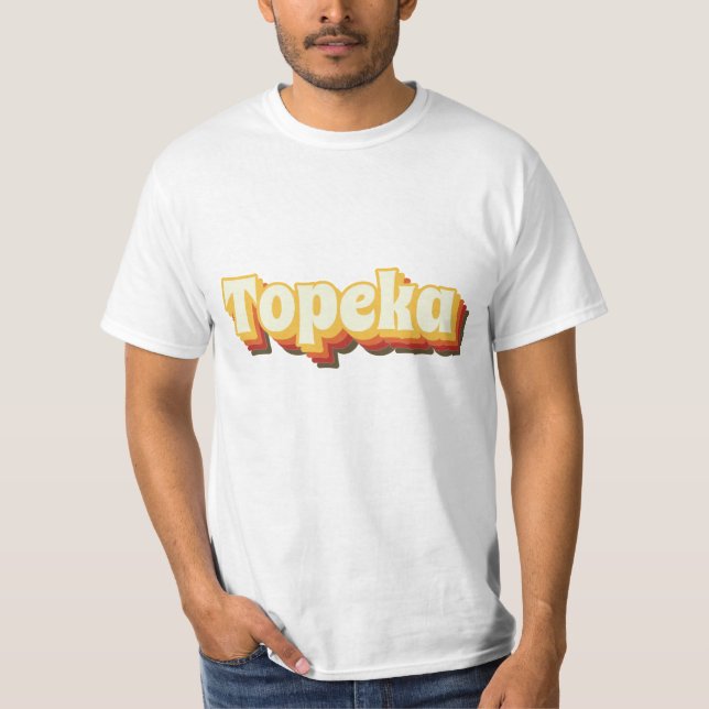 Camiseta Texto de Vintagem Retroativa da Topeka (Frente)