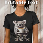 Camiseta Texto Editável do Café do Bebendo Funny Koala<br><div class="desc">Apresentando nossa camiseta hilária com um café Bebendo Koala engraçado! Com uma mensagem espirituosa que diz "Horário do Café da Koalidade", esta camisa certamente trará um sorriso para a cara de todos. Mas isso não é tudo - a melhor parte é que o texto é editável, permitindo que você o...</div>