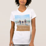 Camiseta Texto Fotográfico personalizado T-Esconde as Fotog<br><div class="desc">T-shirts personalizadas de fotografias e texto - Único seu próprio Design - Família personalizada/Amigos ou Oferta pessoal - Adicionar seu texto e foto - Redimensionar e mover ou remover / adicionar elementos - imagem / texto com ferramenta de personalização! Boa Sorte - Seja Feliz :)</div>
