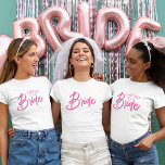 Camiseta Texto Personalizado da Noiva<br><div class="desc">Esta t-shirt contém um texto de exemplo rosa quente que diz: Irmã da Noiva. Clique em "Personalizar este Modelo" para alterar ou remover texto facilmente. Exclua o texto para que ele simplesmente leia: Bride, ou mude o texto de irmã para mãe, amiga, prima, sobrinha ou o que você escolher. Esta...</div>