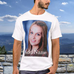 Camiseta Texto Personalizado do Nome de Foto Personalizado<br><div class="desc">Carregue sua foto, adicione um nome ou texto e crie facilmente sua camiseta personalizada de fotos. Clique em PERSONALIZAR para alterar a cor do texto. Você pode TRANSFERIR este DESIGN em outros produtos do Zazzle e ajustá-lo ao ajustado da maioria dos itens do Zazzle. Você também pode clicar em PERSONALIZAR...</div>