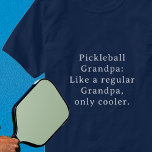 Camiseta Texto Personalizado Engraçado Vovô Pickleball<br><div class="desc">Apresentando a camisa do jogo do Vovô Pickleball Engraçado de Texto Personalizado! Projetado especialmente para os melhores avós que adoram jogar picleball. Esta camiseta divertida e única é o presente perfeito para o seu jogador favorito de pijama do vovô. Com uma opção de texto personalizada, você pode personalizá-la para torná-la...</div>