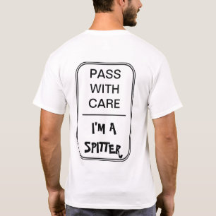 Camiseta Texto preto: Passagem com cuidado. Eu sou um