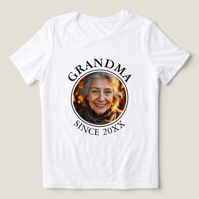 Camiseta Texto Preto Simples e Vovó Fotográfica Desde (Design frontal)