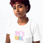 Camiseta Texto simples, branco moderno, de 90 anos<br><div class="desc">A camiseta simples e branca moderna das 90 para mulheres,  raparigas,  amigos,  adolescentes,  mães,  esposas,  raparigas nasceres nos anos noventa. Camiseta de tipografia de na moda com vírgula com fonte única. Ideia de presente feminina para aniversários,  natal,  feriados.</div>
