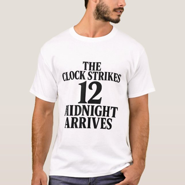 Camiseta The Clock Strikes 12 Midnight Arrives Meme  (Frente)
