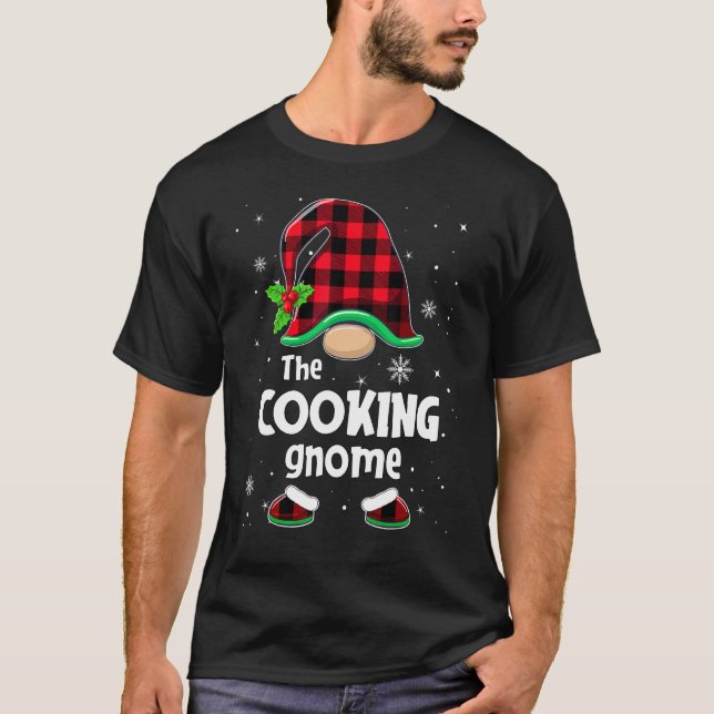 Camiseta The Cooking Gnome Buffalo Plaid Christmas Matching (Frente)