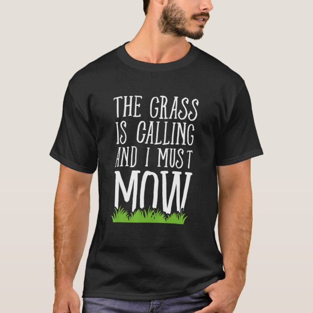 Camiseta The Grass Is Calling And I Must Mow Lawn Mowing (Frente)