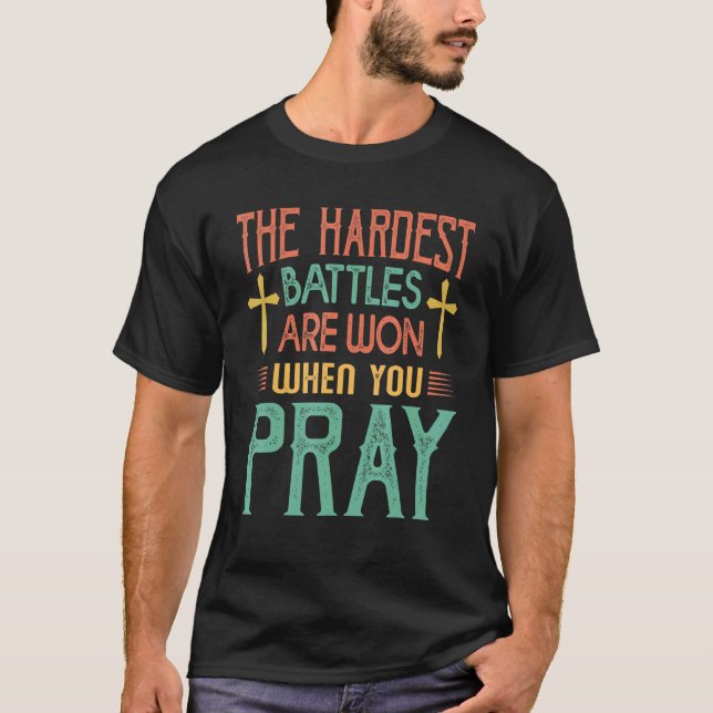 Camiseta The Hardest Battles Are Won When You Pray  Religio (Frente)