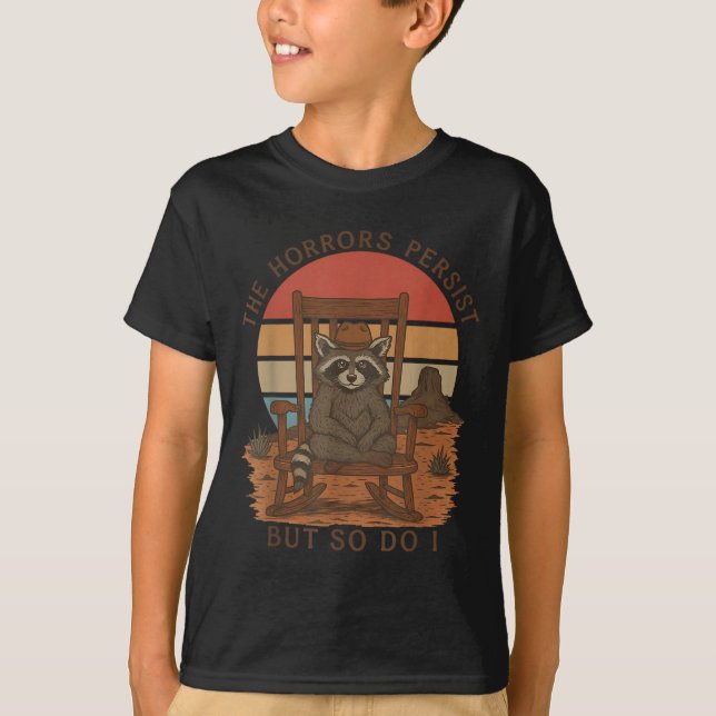 Camiseta The Horrors Persist But So Do I Raccoon Cowboy  (Frente)