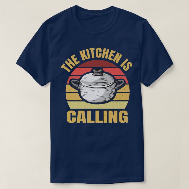 Camiseta The Kitchen Is Calling Cooking Hobby Chef (Frente do Design)