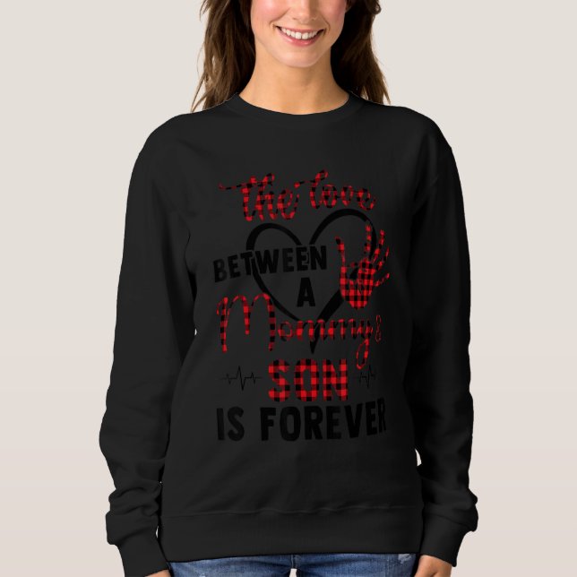 Camiseta The Love Between A Mommy And A Son Is Forever (Frente)