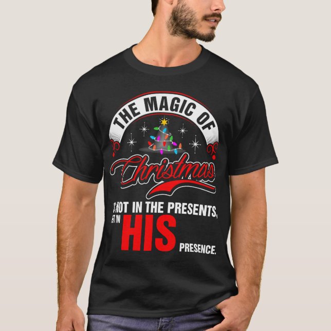 Camiseta The Magic Of Christmas Is Not In The Presents (Frente)