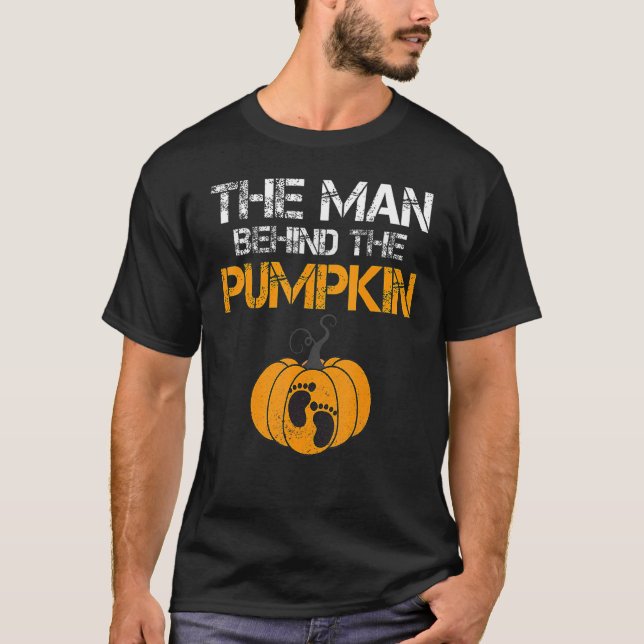 Camiseta The Man Behind The Pumpkin Dad Soon Halloween Preg (Frente)