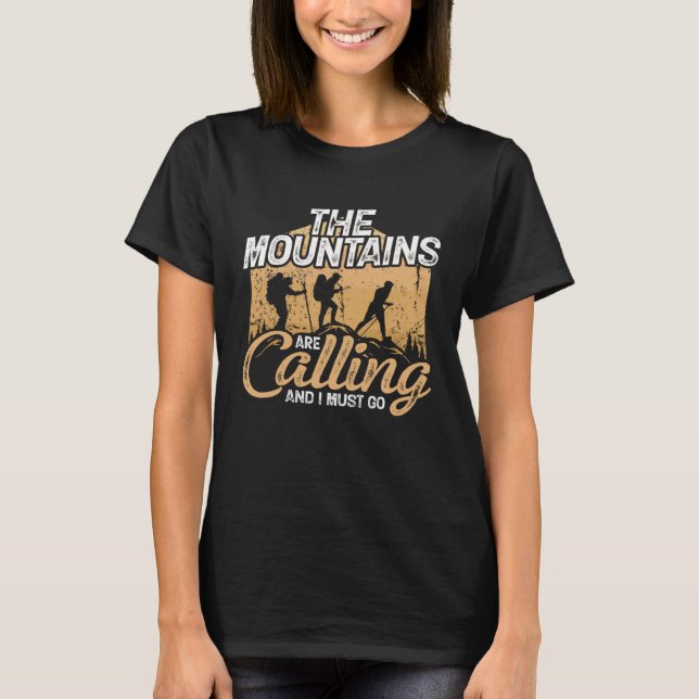 Camiseta The Mountains Are Calling And I Must Go  Hiker Hik (Frente)