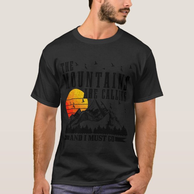 Camiseta The Mountains Are Calling I Must Go Hiking Camping (Frente)