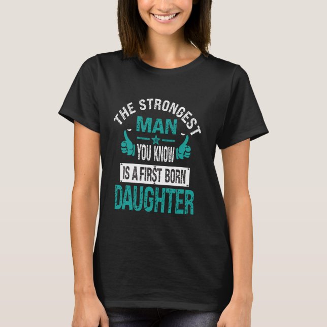 Camiseta The Strongest Man You Know Is A First Born Daughte (Frente)