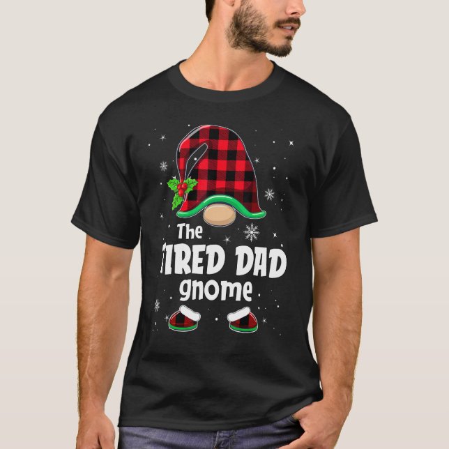 Camiseta The Tired Dad Gnome Buffalo Plaid Christmas Matchi (Frente)