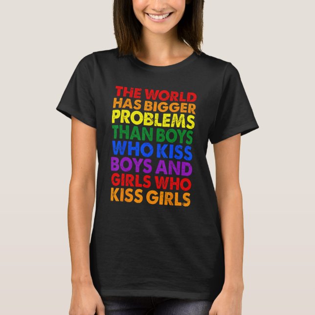 Camiseta The World Has Bigger Problems LGBT Rainbow Flag Re (Frente)