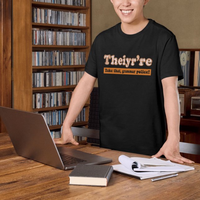Camiseta Theiyr é a Polícia de Gramática do Professor Inglê (Criador carregado)