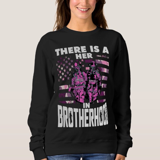 Camiseta There Is A Her In Brotherhood  Female Firefighter (Frente)