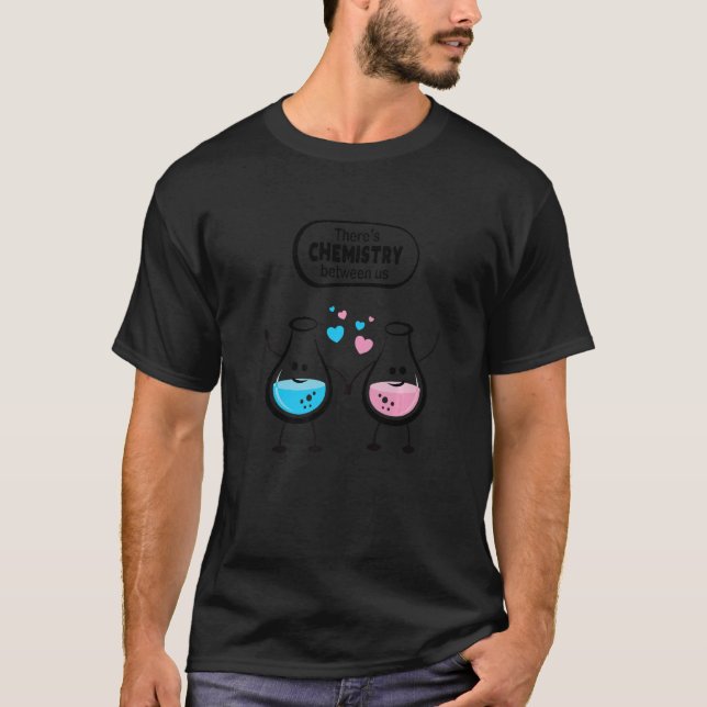 Camiseta There's Chemistry Between Us Funny Science Valenti (Frente)