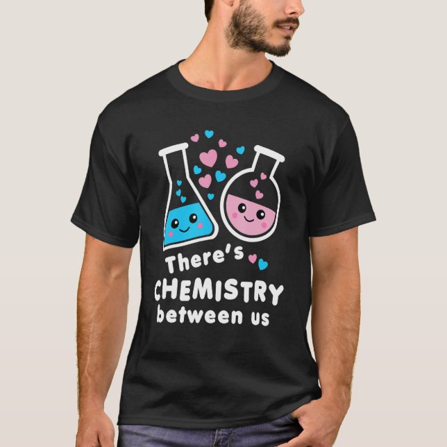 Camiseta There's Chemistry Between Us Funny Science Valenti (Frente)