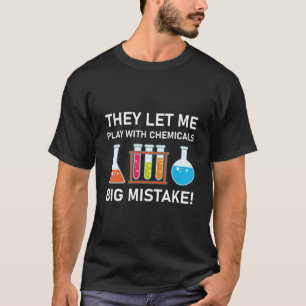 Camiseta They let me play with chemicals big mistake!