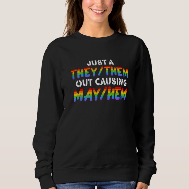 Camiseta TheyThem Causing MayHem  Nonbinary Enby Pride LGBT (Frente)