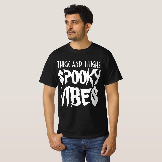 Camiseta THICK AND THIGHS SPOOKY VIBES (Frente Completa)