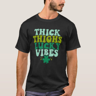 Camiseta Thick Thighes Lucky Vibes Shamrock Rua Engraçado 